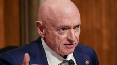EU investiga al senador Mark Kelly por llamar a desobediencia militar