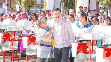 Entrega de apoyos a familias de Chilón