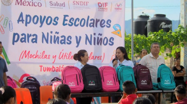 DIF Tumbalá entrega mochilas y útiles escolares