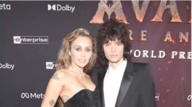 Miley Cyrus presume anillo de compromiso