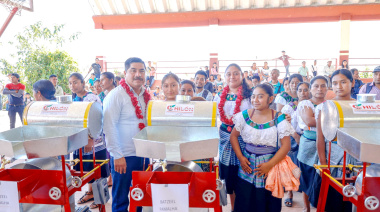 Mario Hernández lleva obras y apoyos a Xexal