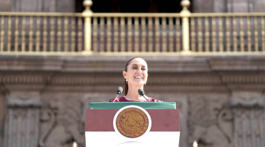 Claudia Sheinbaum celebra 7 años  de la 4T ante multitud en el Zócalo