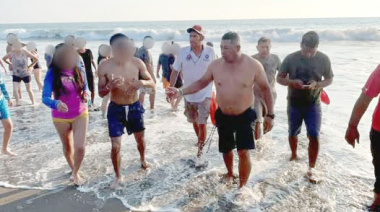 Rescatan a joven arrastrado por corriente en la playa