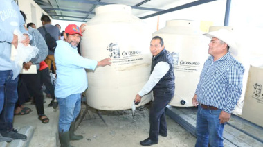Ocosingo entrega tinacos en Getsemaní