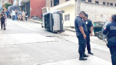 Aparatosa volcadura de camioneta