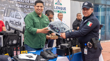 Jorge Cabrera entrega equipo y  patrulla a policías municipales