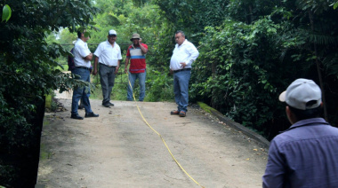 Porfirio Correa supervisa camino a Ojo de Agua