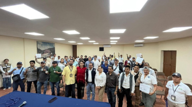 Entrega de credenciales y constancias a guía de turistas