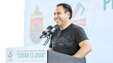 Eduardo Ramírez entrega apoyos  del programa Cuidar es Amar