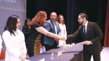 Egresan 24 médicos especialistas