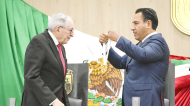 Eduardo Ramírez entrega  Medalla Velasco Suárez