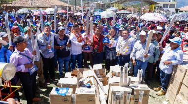 Mario Hernández entrega molinos en Guaquitepec