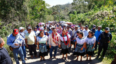 Mario Hernández entrega cuartos dormitorios en Tzoolja