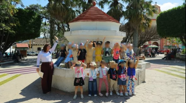 Niñas y niños recorren el centro de Ocosingo