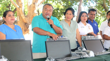 Entregan computadoras a Secundaria Técnica 46 en La Libertad
