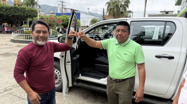 Humberto Sánchez entrega unidad a Obras Públicas