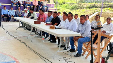 Humberto Sánchez lleva agua a El Tortuguero