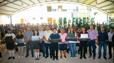 Neiser Hernández entrega laptops a estudiantes