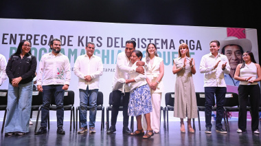 Eduardo Ramírez entrega kits de alfabetización