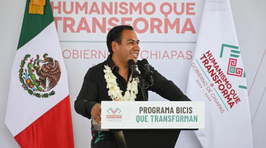 Eduardo Ramírez entrega apoyo directo a estudiantes