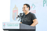 Eduardo Ramírez entrega apoyos  del programa Cuidar es Amar