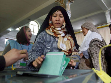  Afganos acuden a las urnas para elegir presidente