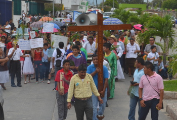  Nutrida procesión