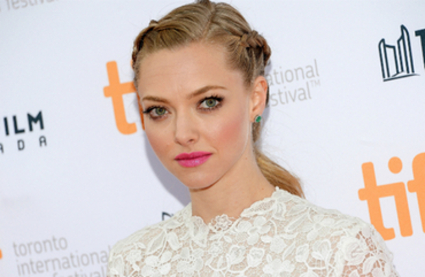  Amanda Seyfried sorprende al llegar embarazada a evento de Givenchy