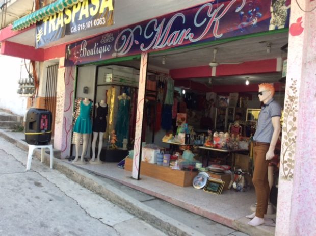 En Palenque; roban en tienda de ropa y...se les cae credencial de elector |  Diario de Palenque