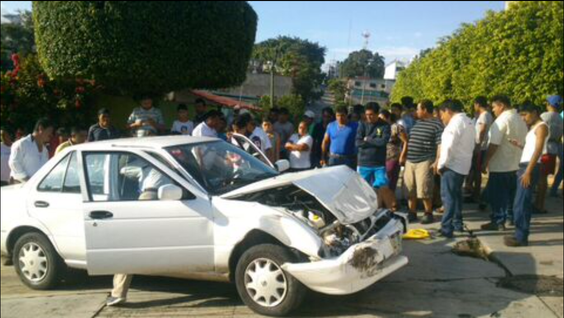  En Palenque: accidente automovilístico deja un herido y cuantiosos daños