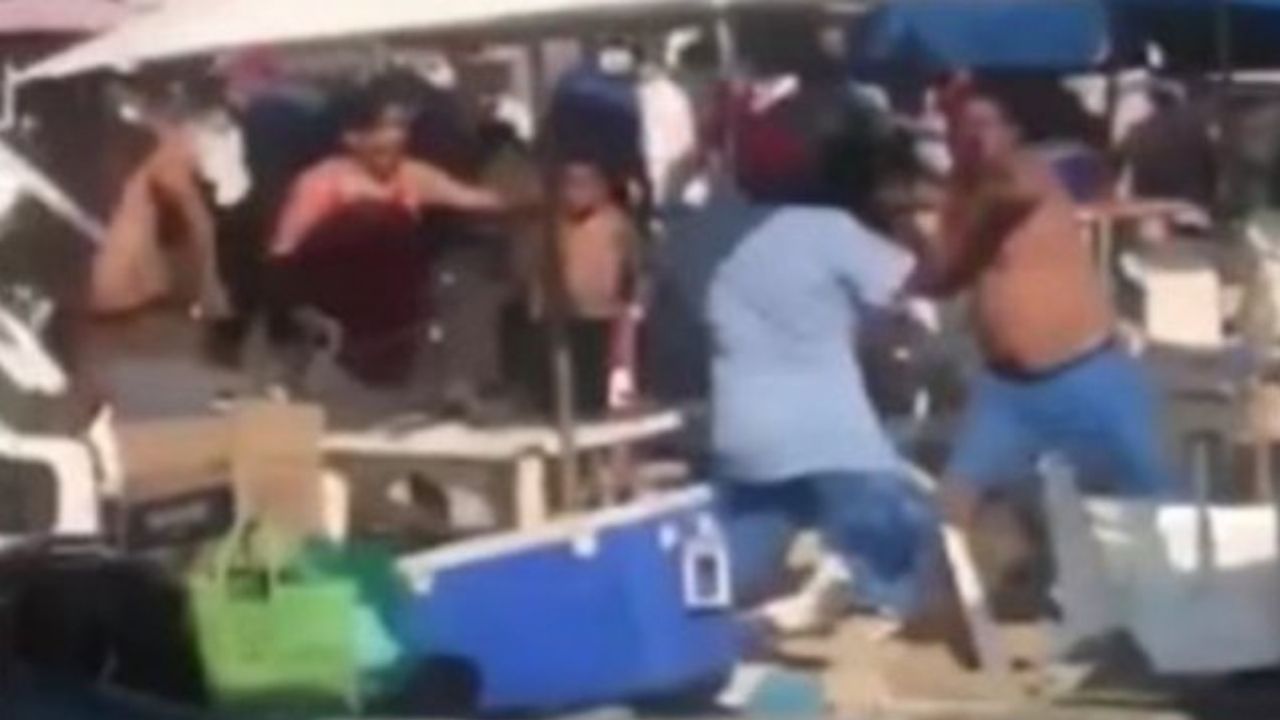  Se arma campal entre comerciantes y turistas en Playa Caleta de Acapulco