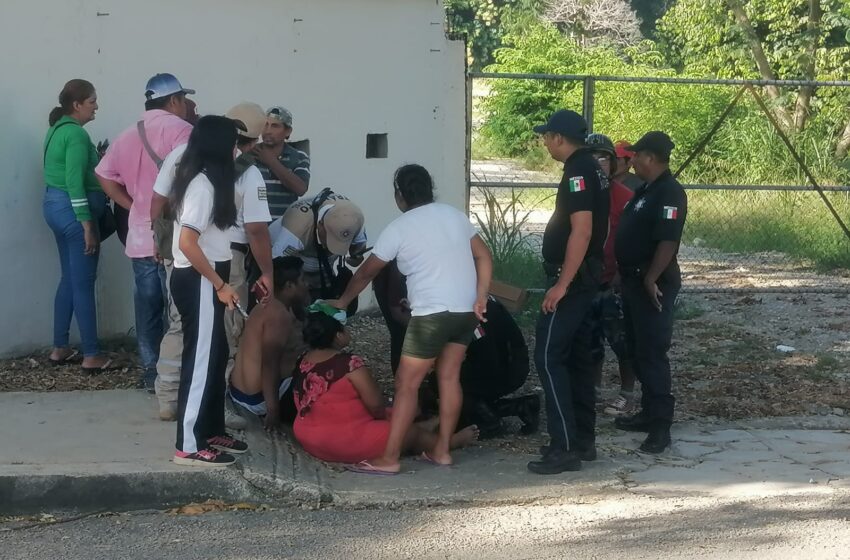  Camioneta impacta a familia en moto