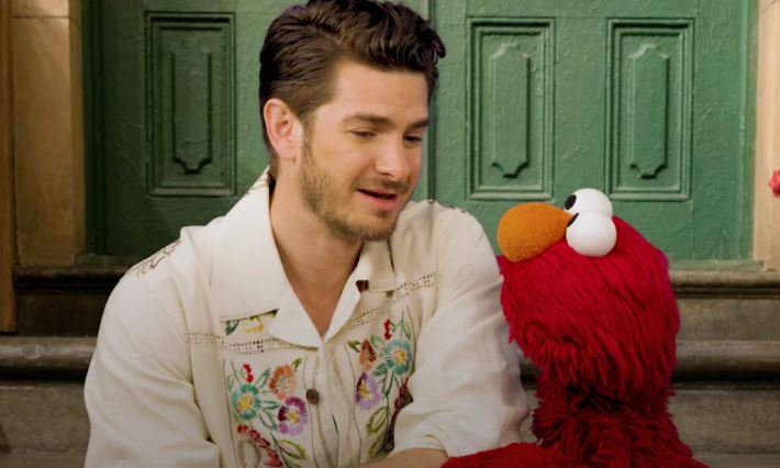  Andrew Garfield habló con Elmo sobre la muerte de su mamá