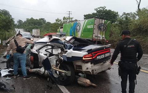  Patrulla policial choca contra tráiler, un oficial fallecido