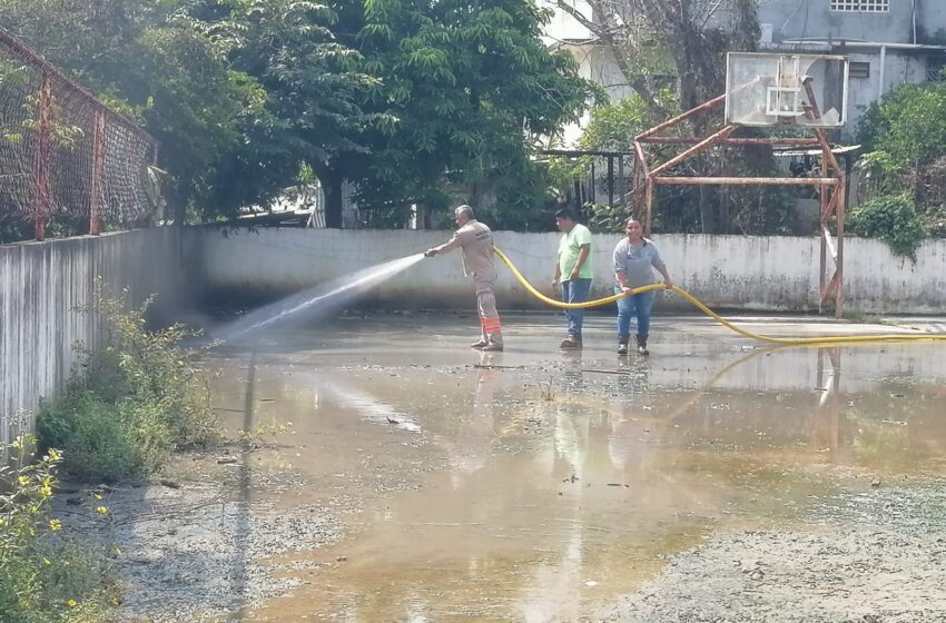  Rescatan cancha y áreas verdes de Palacio de las Leyes