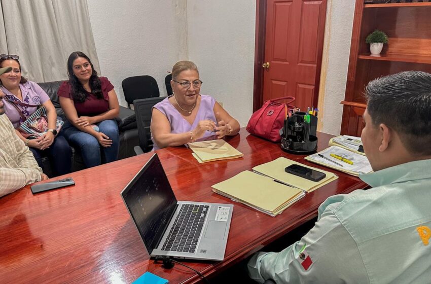  Jorge Cabrera da atención a los ciudadanos