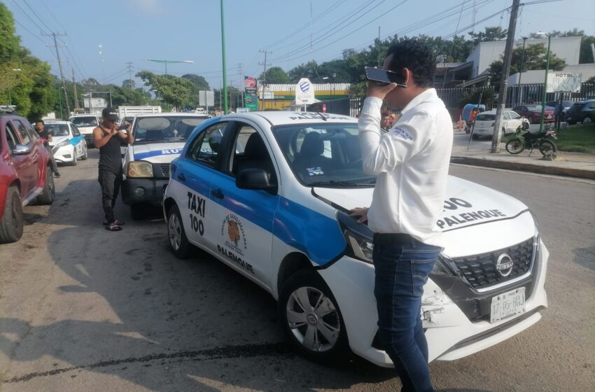  Empleado de purificadora choca a taxi