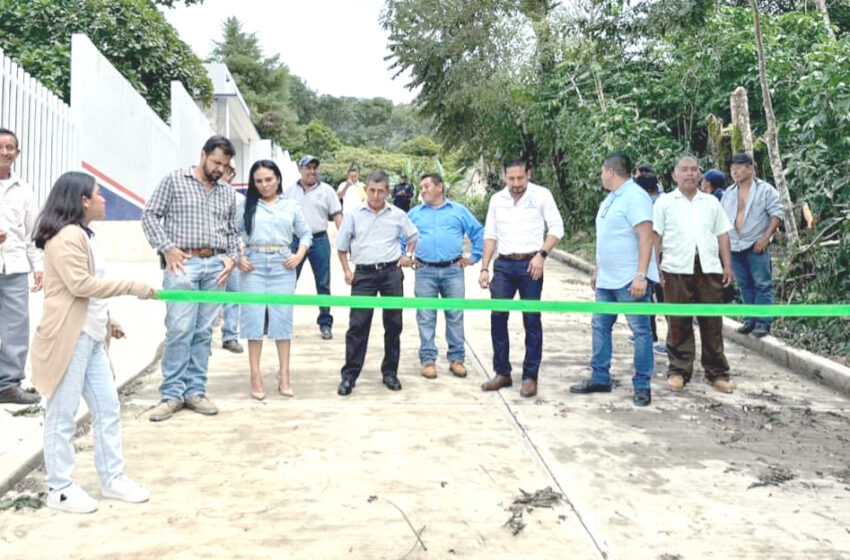  Alcaldesa de Tumbalá inaugura calle en Hidalgo Joshil