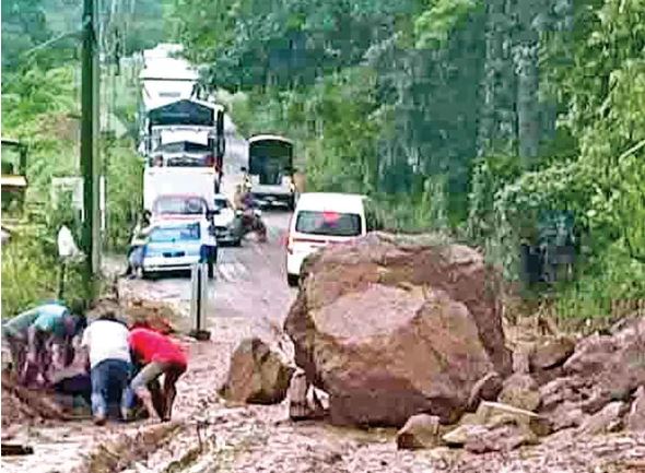  Se desborda río en Juchitán